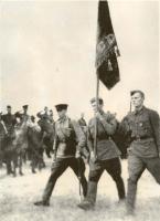 Бойцы 311-й стрелковой дивизии со знаменем, врученным им кировчанами. Август 1941 г. Фото Д. Онохина