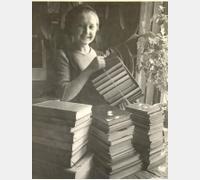 1.Сотрудница библиотеки имени А.И. Герцена упаковывает собранные для сталинградцев книги. Фото А. Скурихина