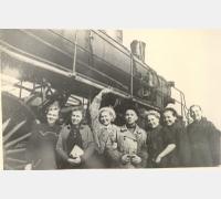Группа девушек-добровольцев накануне отъезда в Сталинград на фоне паровоза. г. Киров