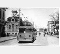 Троллейбус марки ЯТБ-1 на ул. К. Маркса г. Кирова и здание первой тяговой подстанции (слева). 1945 г. Фото Л. Шишкина